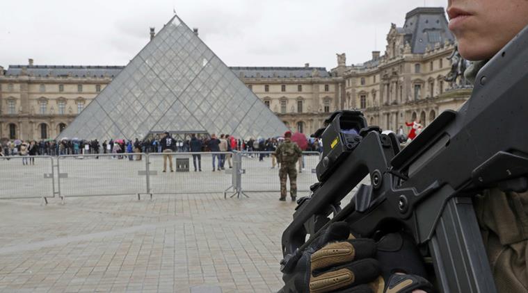 French army paratroopers patrol near the Louvre museum in Paris, France, March 30, 2016. (REeuters/Philippe Wojaze Photo)