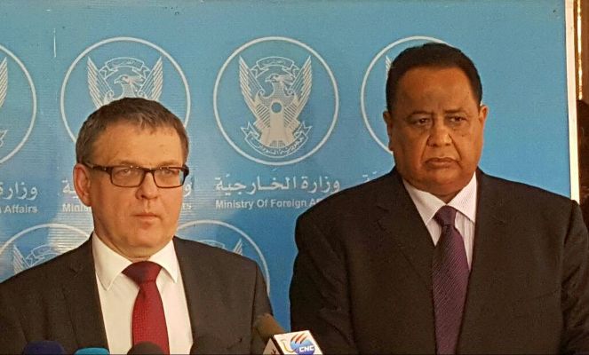 Czech FM Lubomír Zaorálek (L) and Sudanese counterpart Ibrahim Ghandour in a press conference held in Khartoum on 26 February 2017 (ST Photo)