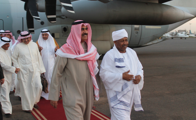 Kuwait's Chief of Staff Lt Gen. Mohammed Khaled Al-Khoder (L)received by his sudanese counterpart Emad Al-Din Mustafa Adawi at Khartoum airport on 11 Feb 2017 (KUNA photo)