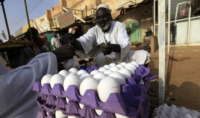 A vendor sells eggs at a local market in north Khartoum on August 3, 2012.  (Reuters Photo)