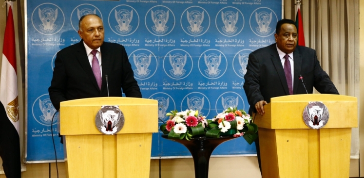 Egyptian Foreign Minister, Sameh Shoukry and Sudanese counterpart Ibrahim Ghandour speak to the media in Khartoum on 20 April 2017 (ST Photo)