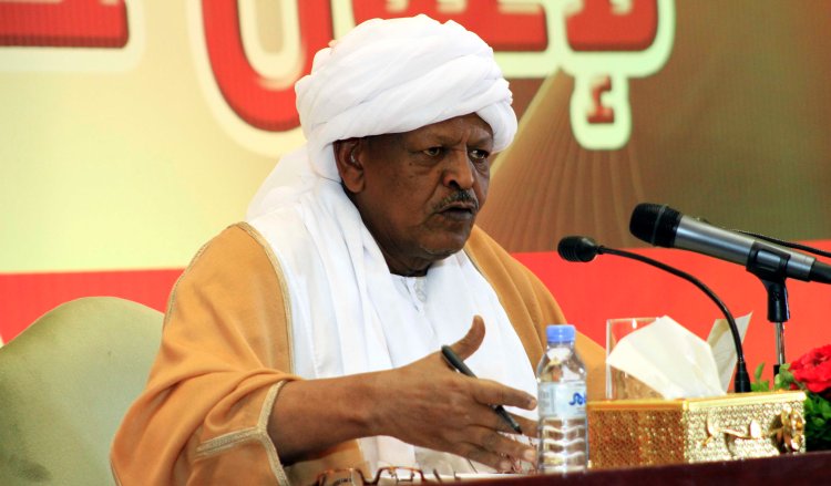 Sudan's Prime Minister Bakri Hassan Saleh announces the national consensus government on 11 may 2017 (ST photo)