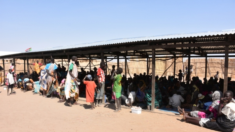 South Sudanese arrivals in Sudan’s White Nile State wait in a shaded area for registration and assistance at Al Waral site on 12 April 2017 (UNHCR Photo)