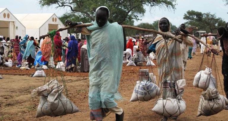 South Sudanese refugees in White Nile State receive humanitarian assistance on 27 February 2017 (SUNA photo)