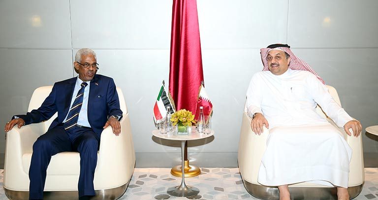 Sudanese Defence minister received by his Qatari counterpart in Doha on 30 April 2017 (QNA Photo)