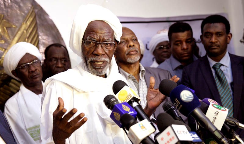 Suleiman Jamous speaks and Abu Bakr Hamid Nur stands at his left in a press conference held at Khartoum Airport after their return on 30 May 2017 (SUNA Photo)