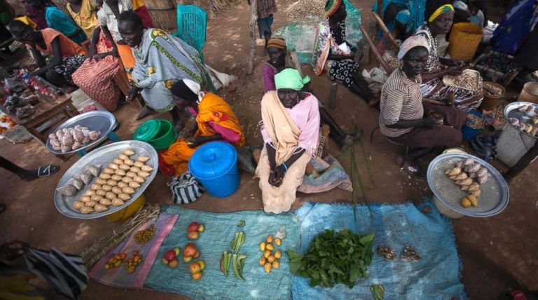 Traders sell vegetables in an empty stocked market in Akuem, outside Aweil, October 12, 2016 (AFP Photo)