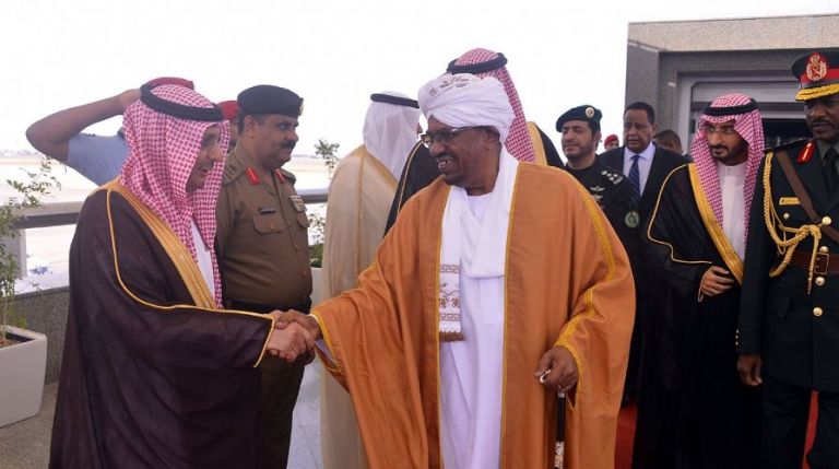 Sudanese President Omer a-Bashir welcomed by Saudi officials at his arrival to Jeddah Airport on 19 June 2017 (SPA photo)