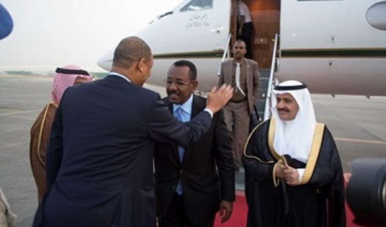 Taha Osman al-Hussein (C) arrives to Riyhad to represent President al-Bashir at the Arab Islamic American Summit on 20 May 2017 (ST photo)