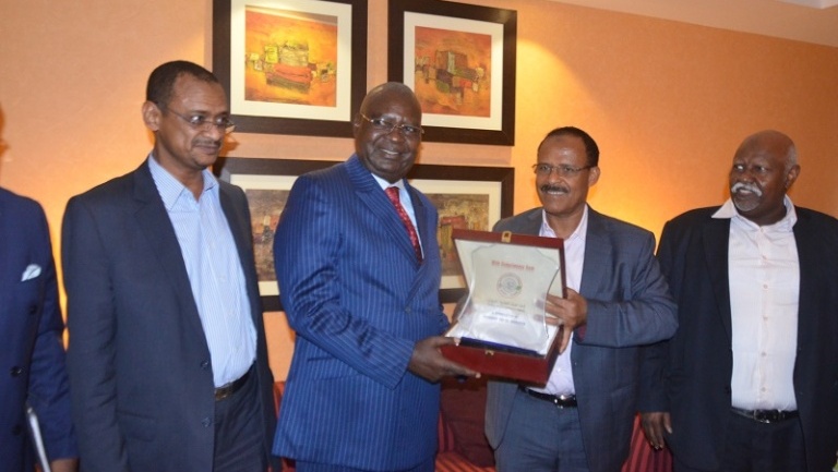 CAR Prime Minister Simplice Sarandji (C) pose for a picture with a delegation of Sudanese Federation of Chambers of Commerce in Khartoum on 27 July 2017 (SUNA photo)