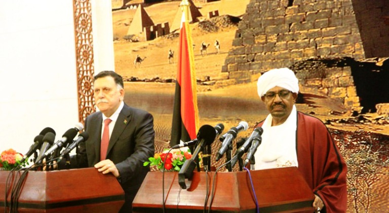 Sudan's President Omer al-Bashir and Libya's PM Fayez al-Sarraj during a press conference held in Khartoum on 27 August 2017 (SUNA photo)