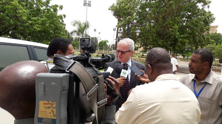 UK Special Envoy Chris Trott briefs reporters about his meeting with the Sudanese Presidential Assistant Ibrahim Mahmoud Hamid in Khartoum on 20 August 2017 (Photo Twitter)