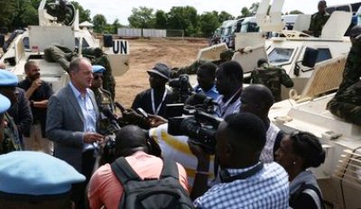 The head of the UN mission in South Sudan David Shearer addresses reporters on arrival of regional protection forces from Rwanda, August 8, 2017 (UN photo)