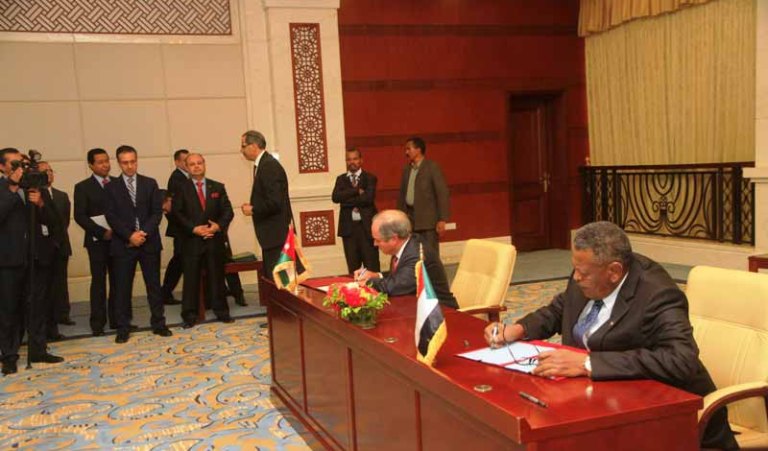 Sudan's First Vice-President and Prime Minister Bakri Hassan Saleh and the visiting Jordanian Prime Minister Hani Al-Mulki  sign cooperation agreements on 10 Aug 2017 (Suna Photo)