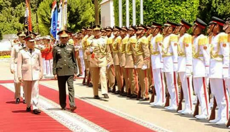 Sudanese defence minister (R) and Egyptian counterpart (L) review the guard of honour at headquarters of the defence ministry in Cairo on August 20, 2017 (SUNA photo)