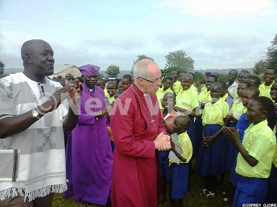 The Archbishop of Canterbury Justin Welby welcomed by pupils in Moyo district, Uganda, August 2, 2017 (New Vision photo)