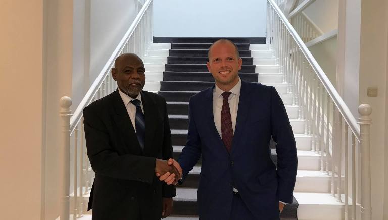Belgium state minister for migrants poses with Sudan's Ambassador in Brussels (Photo from Theo Francken's Facebook page)