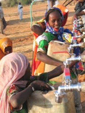 Children fetch clean water from ICRC water points in Muglad, Southern Kordofan State (ICRCJ. Guitter/file Photo)