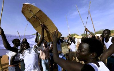 South Sudanese refugees perform a traditional dance as President Omer Hassan al-Bashir addresses a crowd a rally held in Ed Daein, East Darfur, April 5, 2016. April 5, 2016. (Photo Reuters/Mohamed Nureldin Abdallah)