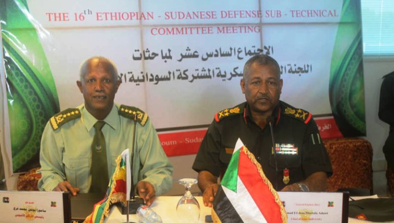 Sudan’s army Chief of the General Staff, Lt. Gen. Emad al-Din Mustafa Adawi (R) and his Ethiopian counterpart Samora Yenus on 20 September 2017 (SUNA photo),