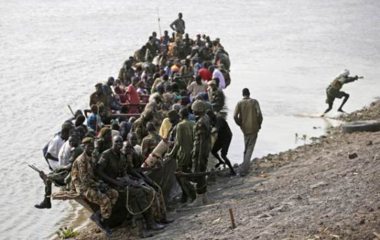 Civilians and rebel fighters are seen on a boat in Sobat river in town of Ulang in Upper Nile State , South Sudan February 7, 2014 (Reuters Photo)