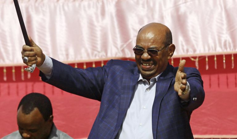 President Omer al-Bashir gestures as he addresses the crowd in Al-Fashir, North Darfur, Sudan April 1, 2016. R(euters Photo)