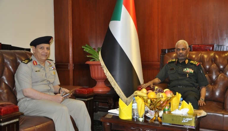Sudan's Defence Minister Ibn Ouf meets Egyptian military intelligence chief Mohamed Faraj El Shahhat in Khartoum on 11 Oct 2017 (SUNA Photo)