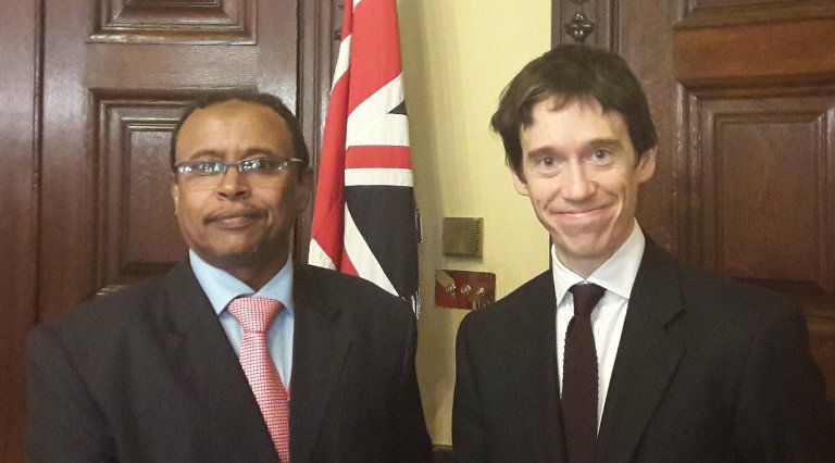 Sudan's Foreign Ministry Undersecretary Abdel Ghani al-Naim poses for a picture with Neil Wigan, UK Foreign Office Director for Africa on 17 October 2017 (Photo FO)