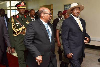Sudanese president Omar al-Bashir (L) and Uganda's Yoweri Museveni at State House, Uganda on November 13, 2017 (PPU Photo)