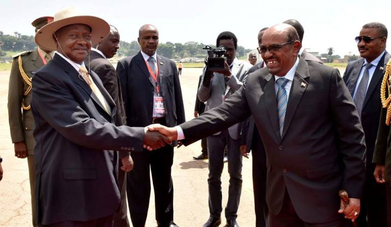 President Yoweri Museveni (L) shakes hands with President al-Bashir at his arrival to the Ugandan capital on 13 Nov 2017 (Photo Ugandan presidency)