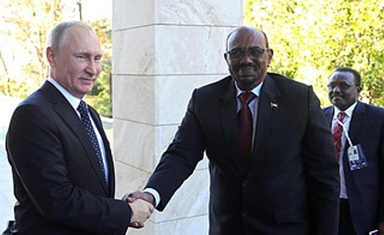 President Putin shakes hands with President al-Bashir at the Black Sea resort of Sochi on 23 Nov 2017 (Photo Kremlin)
