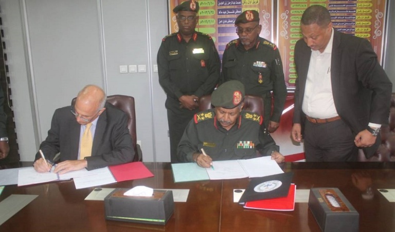Sudanese army Chief of Staff, Major General Emad Eddin Mustafa Adawi (R), and the British ambassador to Sudan Michael Aron sign a MoU on the participation of British army in military exercices of the East African force (SUNA Photo).