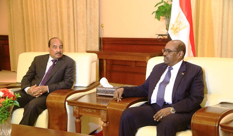 Sudanese president (R) meets his Mauritanian counterpart in Khartoum on 7 Nov 2017 (SUNA Photo)