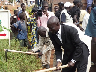 Wau state governor Angelo Taban and his deputy Emilo Bafuka at the launch of general celaning in Wau town (ST)