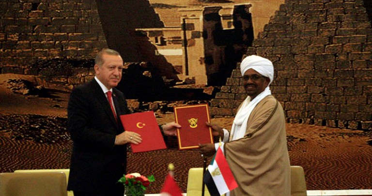 President Recep Tayyip Erdogan (L) and President Omer al-Bashir, exchange cooperation agreement between the two countries in Khartoum on 24 Dec 2017 (SUNA Photo)