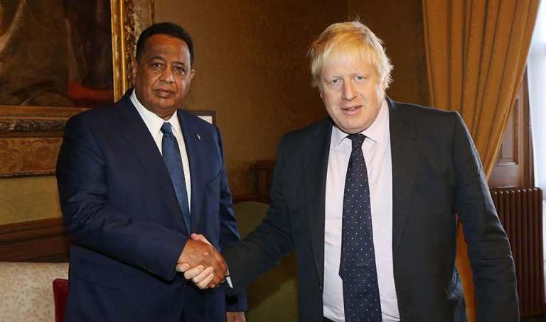 Sudanese and British FM shake hands in London on 12 Dece 2017 (ST Photo)