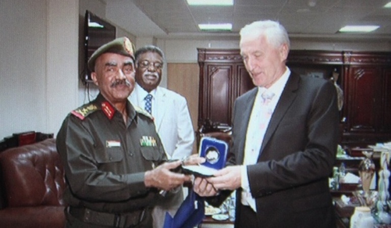 Sudanese State Minister for Defence, Gen. Ali Mohamed Salim, exchange gifts with Hungarian Minister of State for Security Policy and International Cooperation István Mikola on 4 Dec 2017 (SUNA Photo)