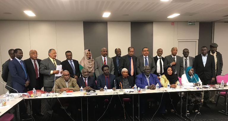 Sadiq al-Mahdi (C) poses for a picture with Sudan armed groups in Paris after his election as a chair of the opposition alliance on 17 March 2018 (ST photo)