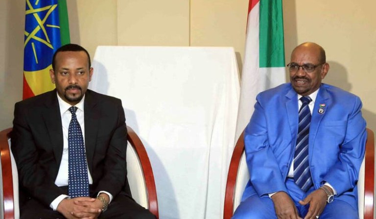 Sudan President Omer al-Bashir meets with Ethiopia's PM Abiy Ahmed Ali in Bahir Dar, Ethiopia on 21 Aprl 2018 (SUNA Photo)