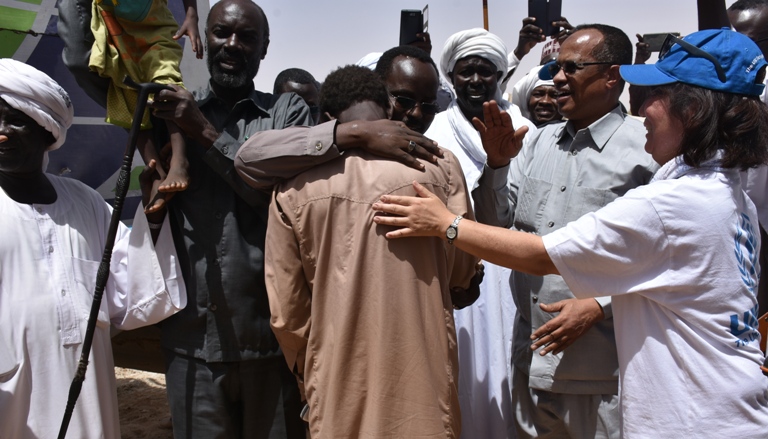 Sudanese returnee welcomed by his relatives after his arrival to Tina in North Darfur from refugees camps in Chad on 16 April 2018 (UNHCR Photo)