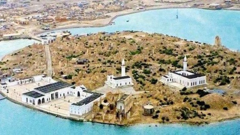 A picture of Suakin island showing the customs building with the Hanafi and Safai mosques (Photo snap361)