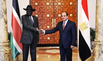 Egyptian President Abdel Fattah El-Sisi (R) shaking hands with South Sudan's President Salva Kiir at the presidential palace in the Egyptian capital, Cairo, January 10, 2017. (Photo: AFP)