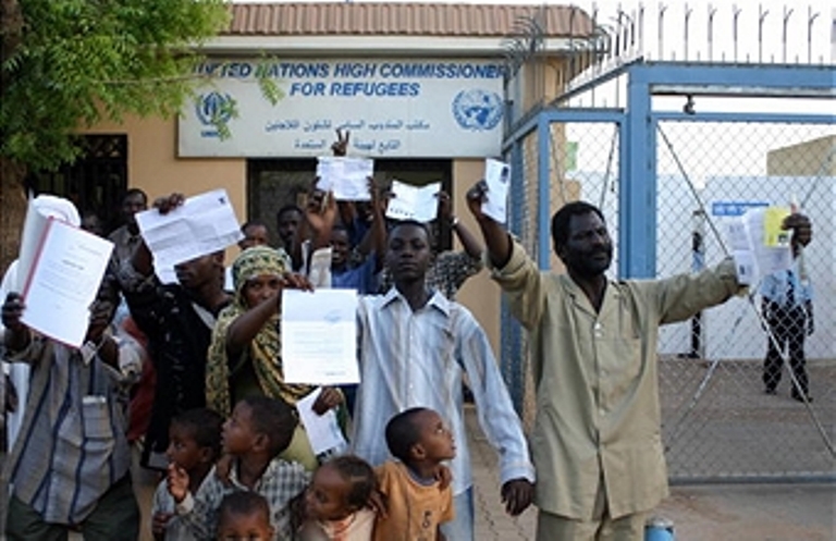 Ethiopian refugees take part in a small demonstration in front of the United Nations High Commission for Refugees (UNHCR)'s offices in Khartoum during a visit by UNHCR's official Antonio Guterres 26 April 2007. (Photo GettyImages AFP)