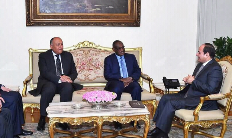 President Abdel Fattah al-Sisi (R) receives Sudan FM al-Dirdeiry on 29 May 2018 (ST Photo)