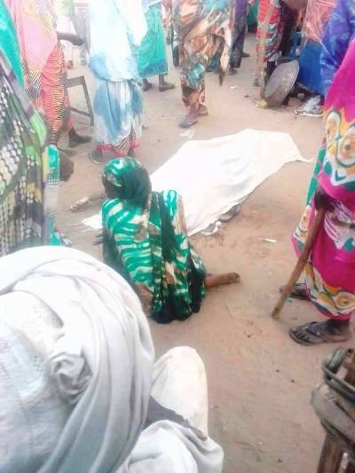 A women sets down besides the body of a victim killed by gunmen in Higair Tunu market on 5 June 2018 (ST Photo)
