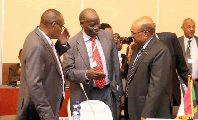 President Omer al-Bashir (R) discusses with South Sudanese Politician Lam Akol (C) as Foreign Minister al-Dirdiri listens during IGAD meeting on 21 June 2018 (Photo SUNA)