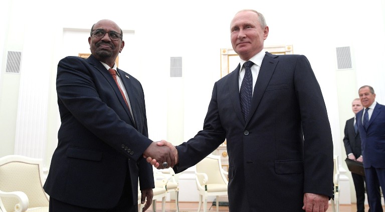 Sudan's al-Bashir shakes hand with President Putin in Moscow on 14 July 2018 (Photo Russian presidency)