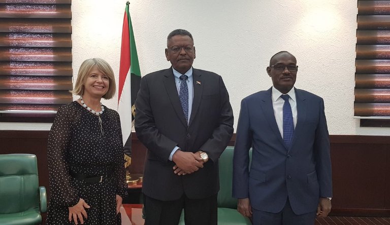British Minister of State for Africa Harriett Baldwin poses with Sudan’s FVP Bakri Hassan Saleh and FM El-Dirdeiry Ahmed after a meeting held in Khartoum on 7 August 2018 (Photo Balswin Twitter page)