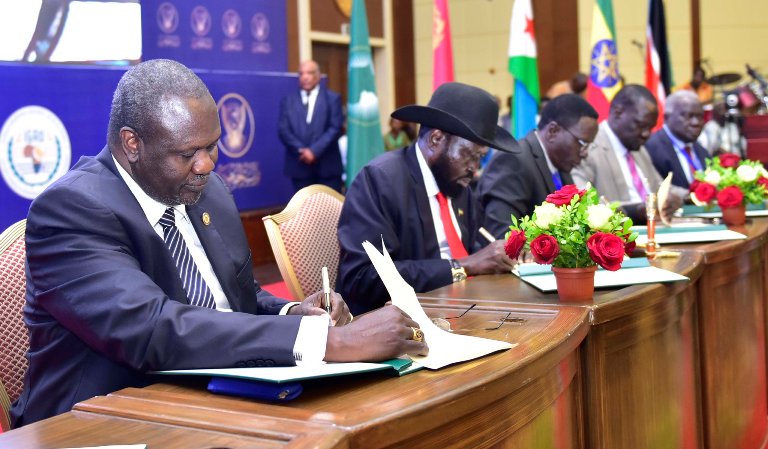 SPLM-IO leader Machar and President Kiir ink the goevrance agreement in Khartoum on 5 August 2018 (Photo Ugandan Presidency)