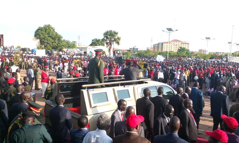 President Kiir shows the governance agreement to the crowd at Juba airport on 6 August 2018 (Photo SS presidency)